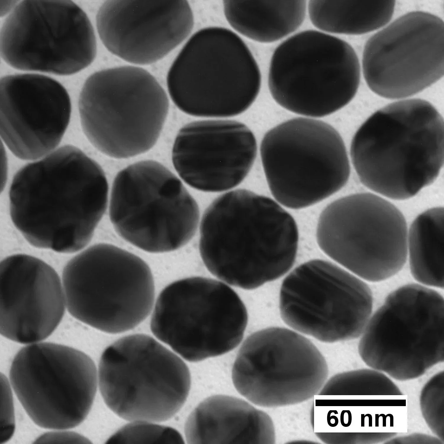 Detail strieborných nanočastíc zo snímky elektrónového mikroskopu